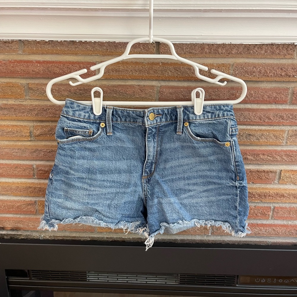 Universal thread size 6 medium wash jean shorts